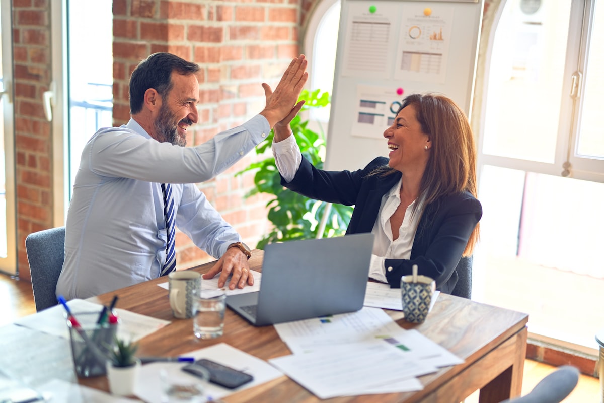 Remote Sales Team – Vertriebsmitarbeiter arbeiten von zuhause